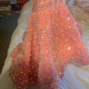 Dress made by @RiahMariedesigns on IG. -SIZE (4/6)